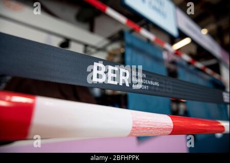 Berlin, Deutschland. April 2020. Ein Café am Flughafen Tegel ist mit einem Absperrband abgesperrt. Quelle: Fabian Sommer/dpa/Alamy Live News Stockfoto