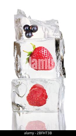 Eiswürfel mit Beeren auf weiß isoliert Stockfoto