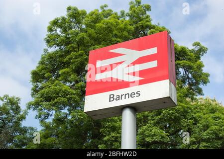 Alte Beschilderung der National Rail vor Barnes Station, London, SW13, Großbritannien Stockfoto