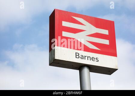 Alte Beschilderung der National Rail vor Barnes Station, London, SW13, Großbritannien Stockfoto