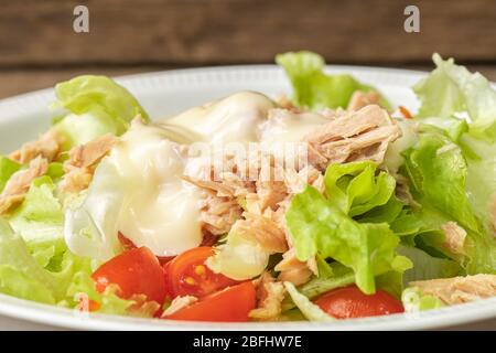 Thunfischsalat auf Holzhintergrund. Stockfoto