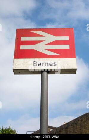 Alte Beschilderung der National Rail vor Barnes Station, London, SW13, Großbritannien Stockfoto