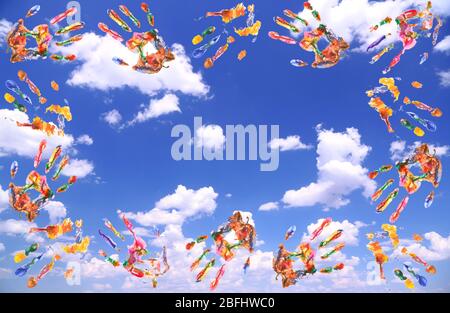 Rahmen der Farbe Hände drucken auf Himmel Hintergrund Stockfoto