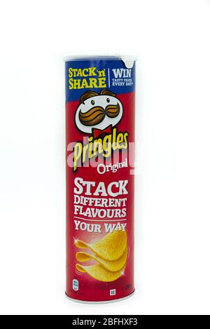 Irvine, Schottland, Großbritannien - 18. April 2020: Ein Karton- und Folienschlauch von Pringles in recycelbarer Verpackung inklusive Kunststoffdeckel. In vielen Mankurz Stockfoto