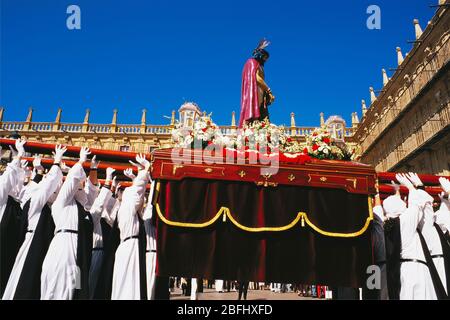 Büßer heben die Statue Jesu Christi während der Karwoche in Salamanca, Castilla Leon, Spanien, Europa Stockfoto
