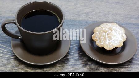 tasse Kaffee und Kekse auf Holztisch Stockfoto