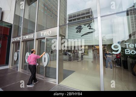 Singapur / Singapur - 15. Februar 2019: Büroangestellte vor Bürogebäuden im Finanzviertel von singapur Stockfoto