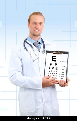 Medizin, Medizin und Vision Konzept - Augenarzt mit Augendiagramm Stockfoto