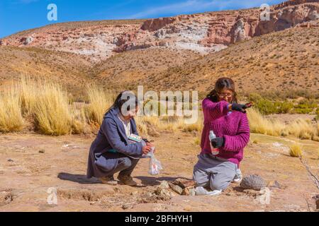 Pachamama-Feier mit Alkoholzigaretten und Coca-Blättern vor dem Picknick im Freien, Susques, Department Jujuy, Argentinien, Lateinamerika Stockfoto