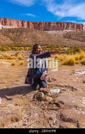 Pachamama-Feier mit Alkohol Zigaretten und Coca Blätter vor dem Picknick im Freien, Susques, Department Jujuy, Argentinien, Lateinamerika Stockfoto