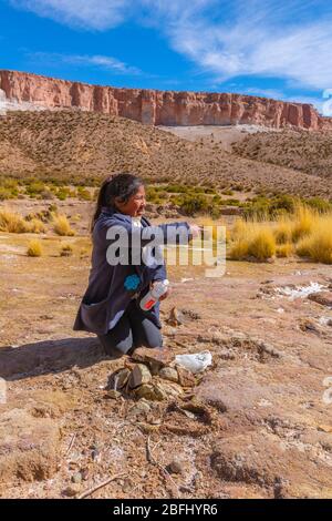 Pachamama-Feier mit Alkohol Zigaretten und Coca Blätter vor dem Picknick im Freien, Susques, Department Jujuy, Argentinien, Lateinamerika Stockfoto