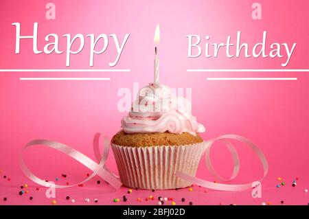 Geburtstagskarte.leckere Geburtstags-Cupcake mit Kerze Stockfoto