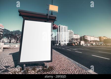 Leere Werbetafel Mockup auf der Bushaltestellen-Seite; eine leere Banner-Vorlage auf dem Bahnhof des öffentlichen Verkehrs; ein weißer fester Platzhalter Stockfoto