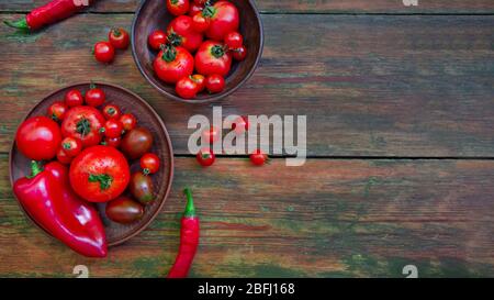 Leckere Vitamine. Frische rote Tomaten zur Konservierung auf dem Teller Stockfoto