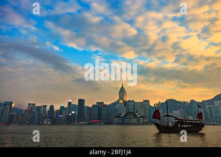 Ein traditionelles chinesisches Segelboot segeln im Victoria Hafen (Hong Kong) Stockfoto