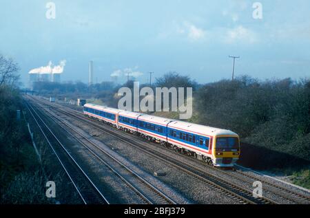 Ein Paar der Klasse 166 Network Express Turbos Nummern 166206 und 166220 arbeitet einen Network Southeast Service in South Moreton auf der Great Western Mainline. Stockfoto