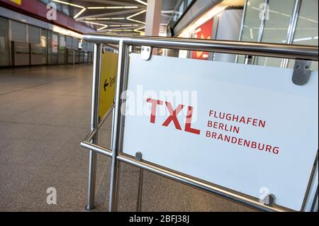 Berlin, Deutschland. April 2020. Der Flughafen Tegel bleibt morgens fast völlig leer. Quelle: Fabian Sommer/dpa/Alamy Live News Stockfoto