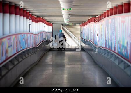 Berlin, Deutschland. April 2020. Ein Passagier mit Gepäck geht zum Eingang des Flughafens Tegel. Quelle: Fabian Sommer/dpa/Alamy Live News Stockfoto