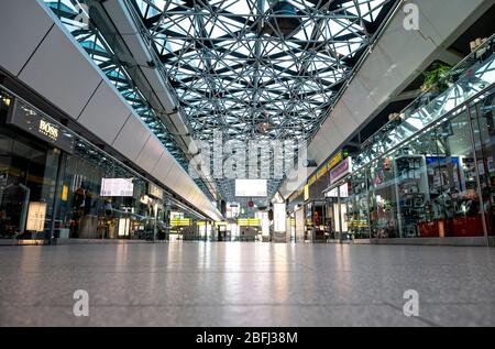 Berlin, Deutschland. April 2020. Die Haupthalle des Flughafens Tegel bleibt morgens völlig leer. Quelle: Fabian Sommer/dpa/Alamy Live News Stockfoto