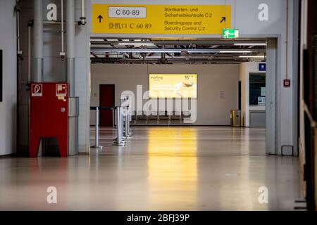 Berlin, Deutschland. April 2020. Die Haupthalle des Flughafens Tegel ist verlassen. Quelle: Fabian Sommer/dpa/Alamy Live News Stockfoto