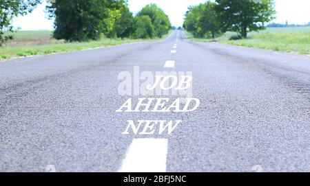 Text Neue Job-Vorauszeichnung auf Straßenbelag Stockfoto