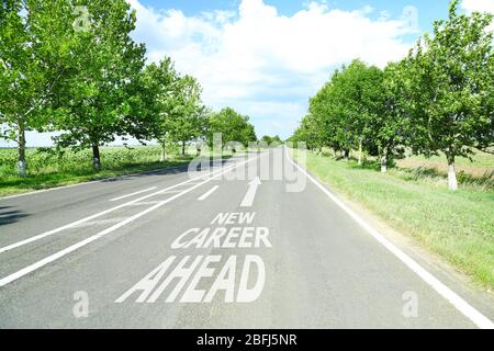 Text Neue Karriere voraus mit Pfeilmarkierung auf Straßenbelag Stockfoto