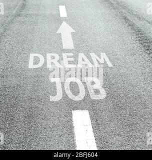 Text Traumjob mit Pfeilmarkierung auf Straßenbelag Stockfoto