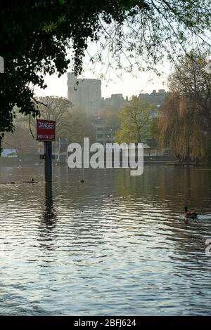 Eton, Windsor, Berkshire, Großbritannien. April 2020. Blick vom Brocas in Eton über die Themse auf Windsor Castle am frühen Morgen. Kredit: Maureen McLean/Alamy Stockfoto