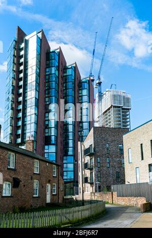 Die Islington Wharf, Islington Wharf Mews und Oxygen Tower (im Bau) Wohnblocks, New Islington, Ancoats, Manchester, England, Großbritannien Stockfoto