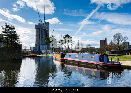 Der Oxygen Tower (im Bau) Appartementblock vom Cotton Field Park Marina, New Islington, Ancoats, Manchester, England, Großbritannien Stockfoto