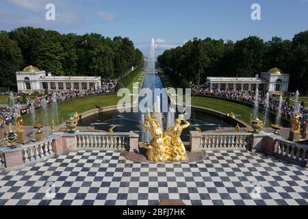 Eine der berühmtesten und beliebtesten Sehenswürdigkeiten von St. Petersburg, der Palast und der Park am Peterhof Stockfoto