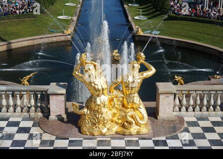 Eine der berühmtesten und beliebtesten Sehenswürdigkeiten von St. Petersburg, der Palast und der Park am Peterhof Stockfoto