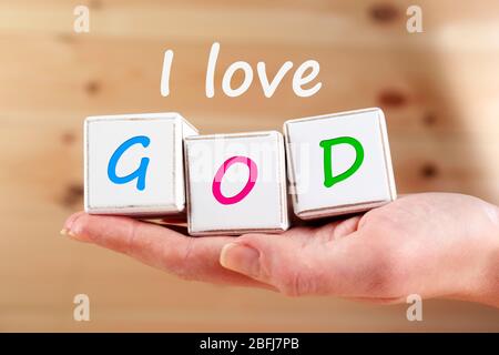 Ich liebe Gott Text geschrieben in Würfel auf Holzhintergrund Stockfoto