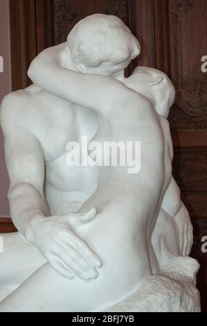 Der Kuss eine weiße Marmorskulptur von Auguste Rodin im Rodin Museum (Musée Rodin), Paris, Frankreich, Europa Stockfoto