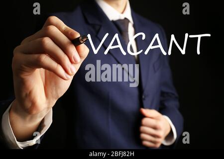 Geschäftsmann Schreiben VAKANT an transparenten Whiteboard, close-up Stockfoto