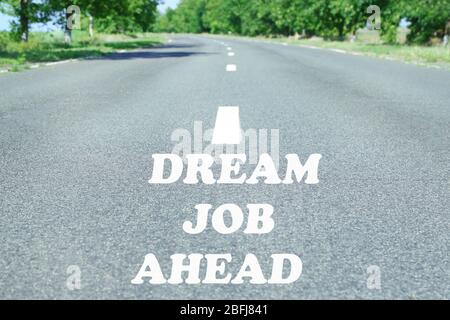Text Dream Job Ahead-Markierung auf Straßenbelag Stockfoto