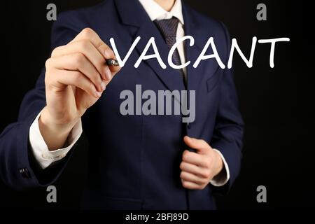 Geschäftsmann Schreiben VAKANT an transparenten Whiteboard, close-up Stockfoto