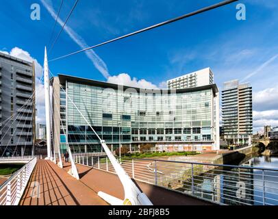 Das Lowry Hotel Gebäude von der Trinity Bridge, über den Fluss Irwell, Salford, Manchester, Großbritannien Stockfoto