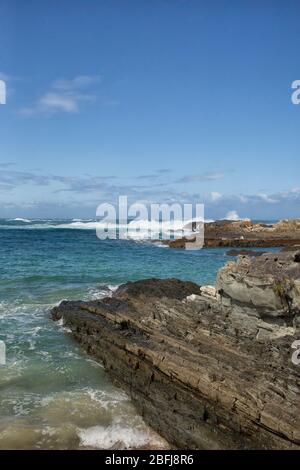 Wellen und dramatische Felsenküste des Tsitsikamma National Park, Garden Route, Südafrika Stockfoto