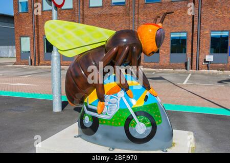 Bee-sy Rider, von Anne-Marie Byrne. Eine der Bee in the City Skulpturen, jetzt vor einem Bürogebäude auf dem Village Way, Trafford, Manchester, Großbritannien Stockfoto