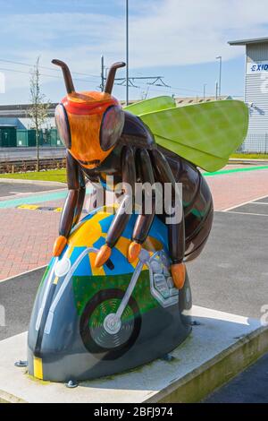Bee-sy Rider, von Anne-Marie Byrne. Eine der Bee in the City Skulpturen, jetzt vor einem Bürogebäude auf dem Village Way, Trafford, Manchester, Großbritannien Stockfoto