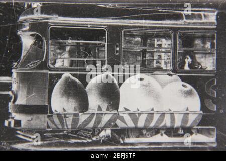 Schönes 70er Jahre Vintage schwarz-weiß Foto eines Standard-Trolley-Bus fahren auf der Straße. Stockfoto