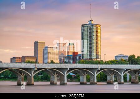 Tulsa, Oklahoma, USA Downtown Skyline auf dem Arkansas River in der Abenddämmerung. Stockfoto