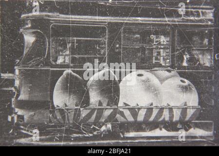 Schönes 70er Jahre Vintage schwarz-weiß Foto eines Standard-Trolley-Bus fahren auf der Straße. Stockfoto