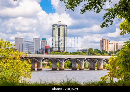 Tulsa, Oklahoma, USA Skyline am Nachmittag am Arkansas River. Stockfoto