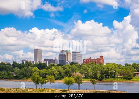 Tulsa, Oklahoma, USA Skyline am Nachmittag am Arkansas River. Stockfoto