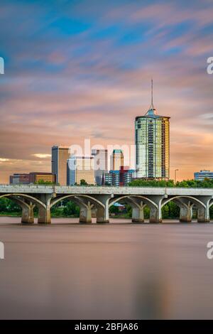 Tulsa, Oklahoma, USA Downtown Skyline auf dem Arkansas River in der Abenddämmerung. Stockfoto