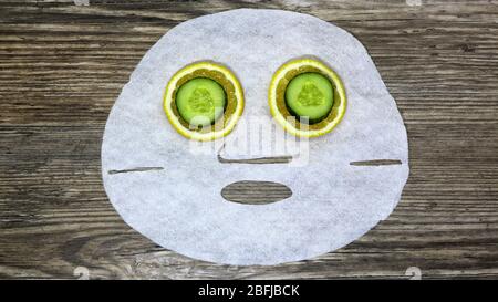 Stoffmaske mit Zitrone und Gurke. Asiatische Kosmetik. Pflege der Haut zu Hause. SPA, Schönheitssalon. Augenflecken. Naturkosmetik. Stockfoto
