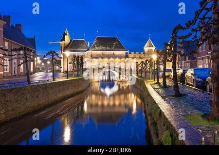 Amersfoort, Niederlande, im historischen Doppelpoort im Morgengrauen. Stockfoto