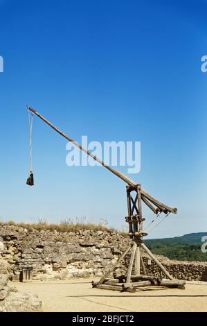 Mittelalter Trebuchet als mittelalterliche Belagerungsmaschine verwendet, um eine Burg in Périgord (Frankreich) zu verteidigen Stockfoto